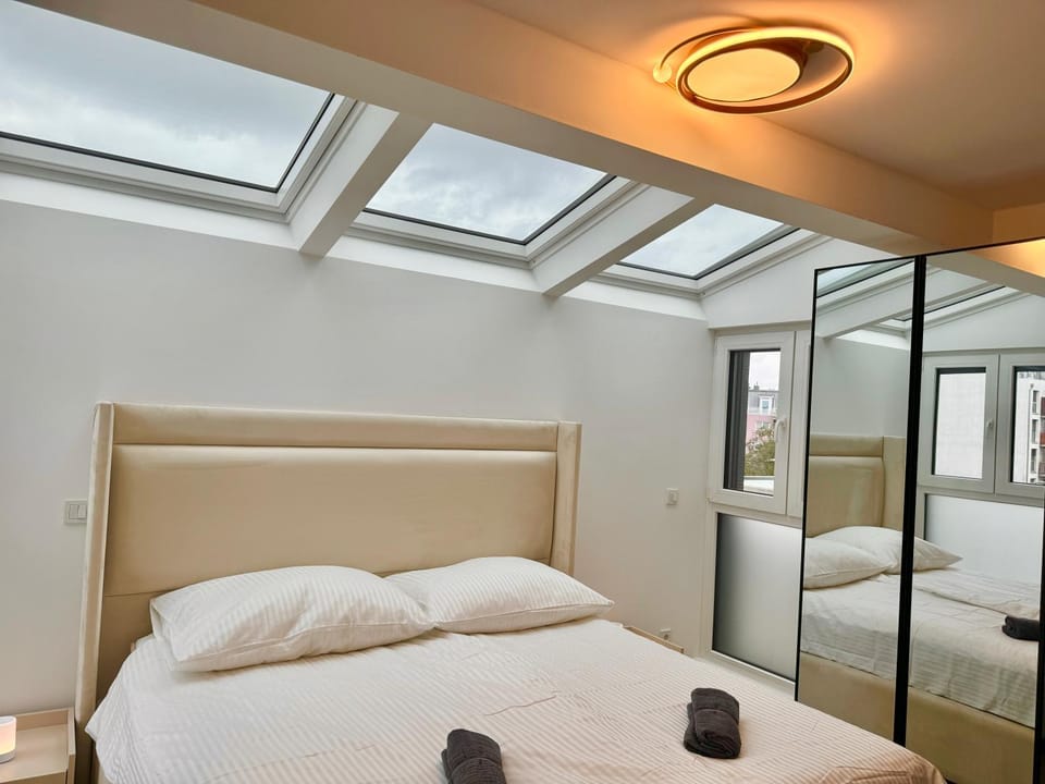 Luxury Rooftop Apartment with Balcony - 15 min to Center Apartment in Vienna