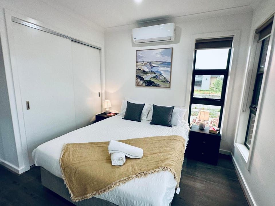 Elegant 3-Bedroom House with Free secured Parking House in Melbourne