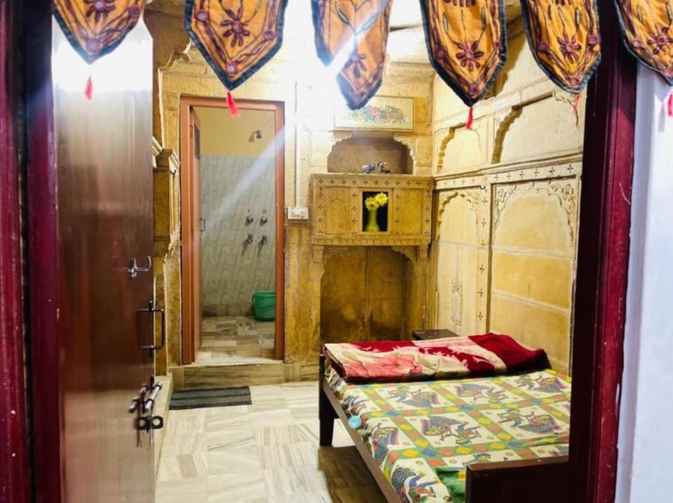 Shower, Bed, Bathroom, Photo of the whole room, Bedroom, towels