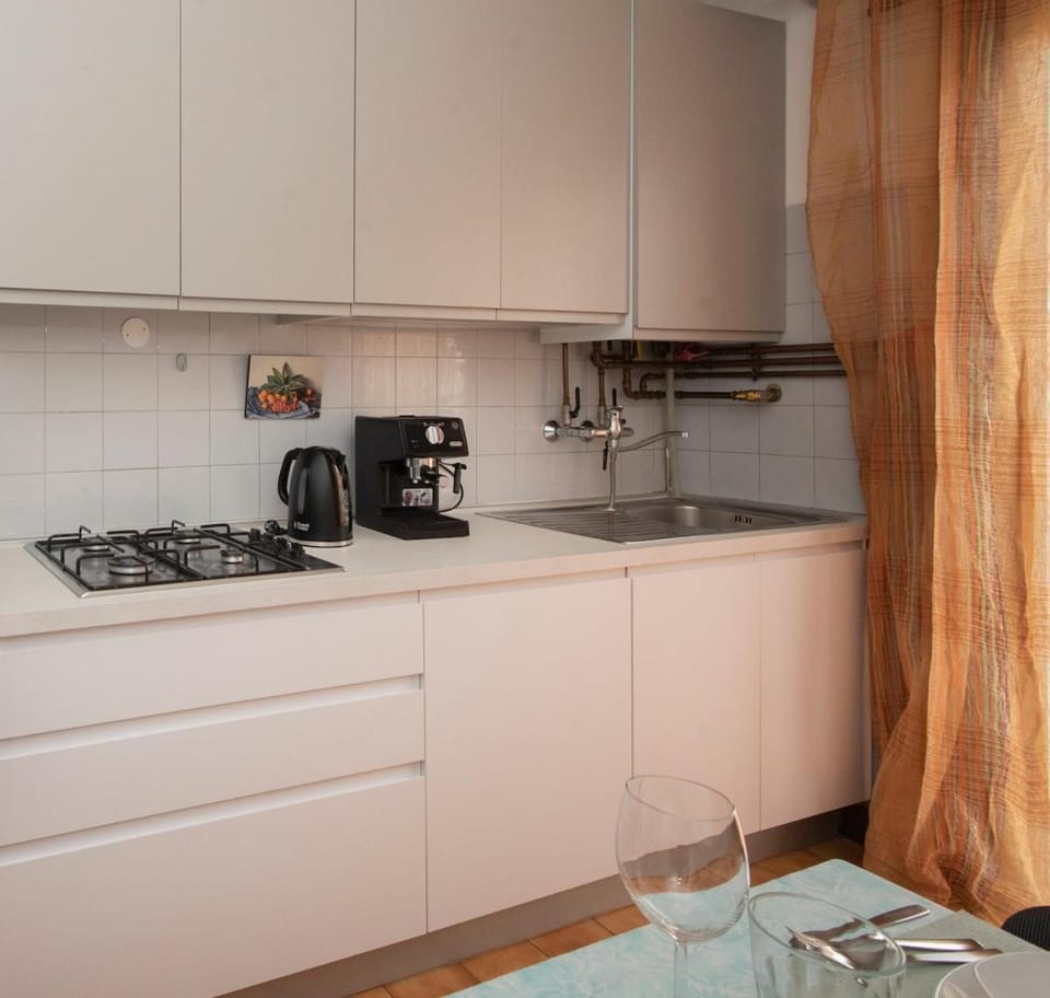 Coffee/tea facilities, Kitchen or kitchenette, stove, toaster