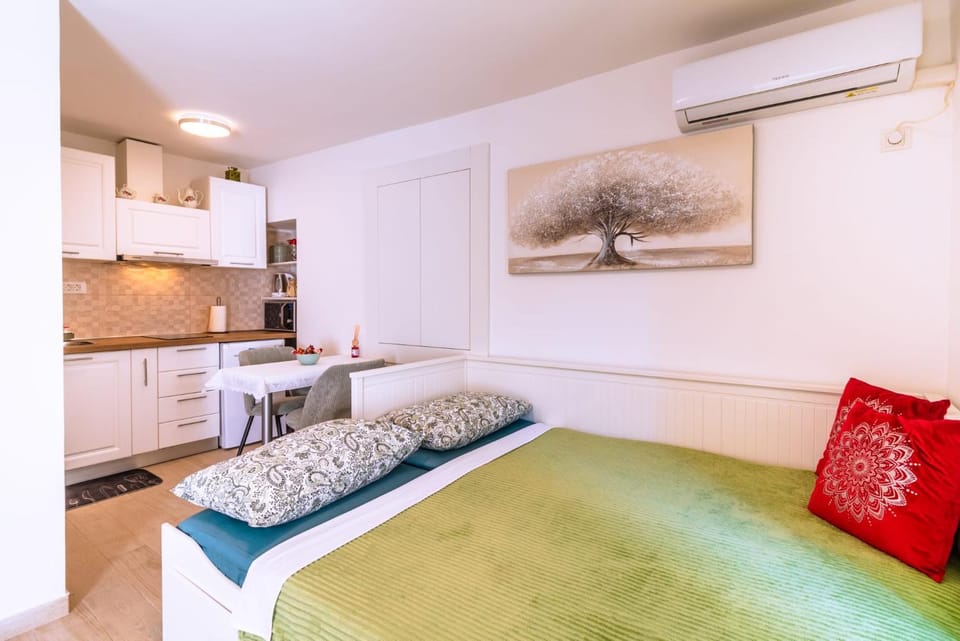 Kitchen or kitchenette, Dining area, Bedroom