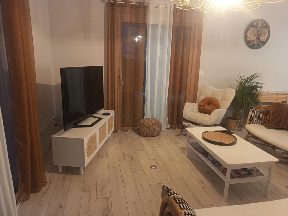 Communal lounge/ TV room, TV and multimedia, Living room