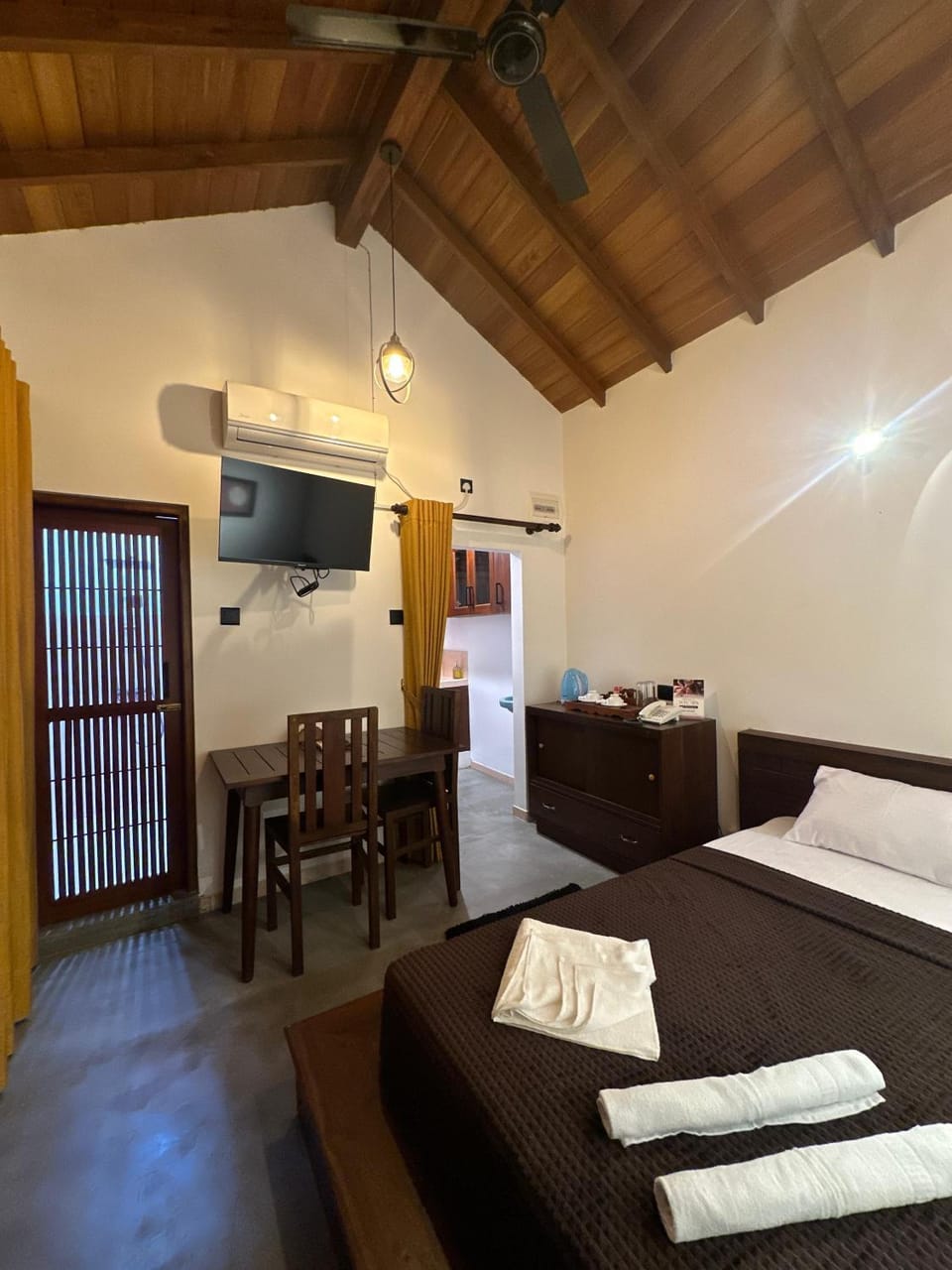 Bed, TV and multimedia, Photo of the whole room, Bedroom, towels, air conditioner