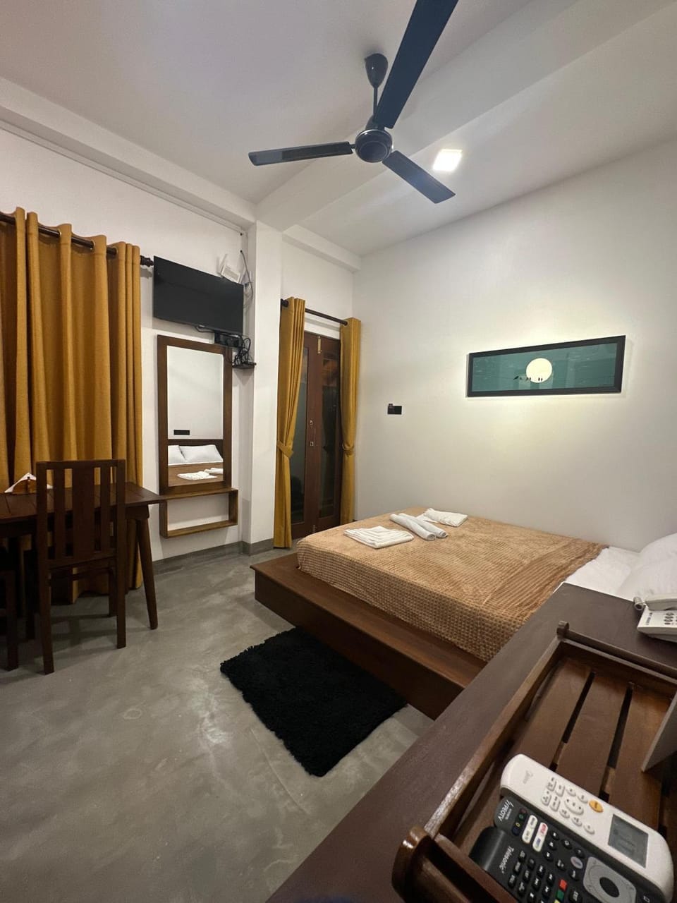 Bed, TV and multimedia, Photo of the whole room, Bedroom