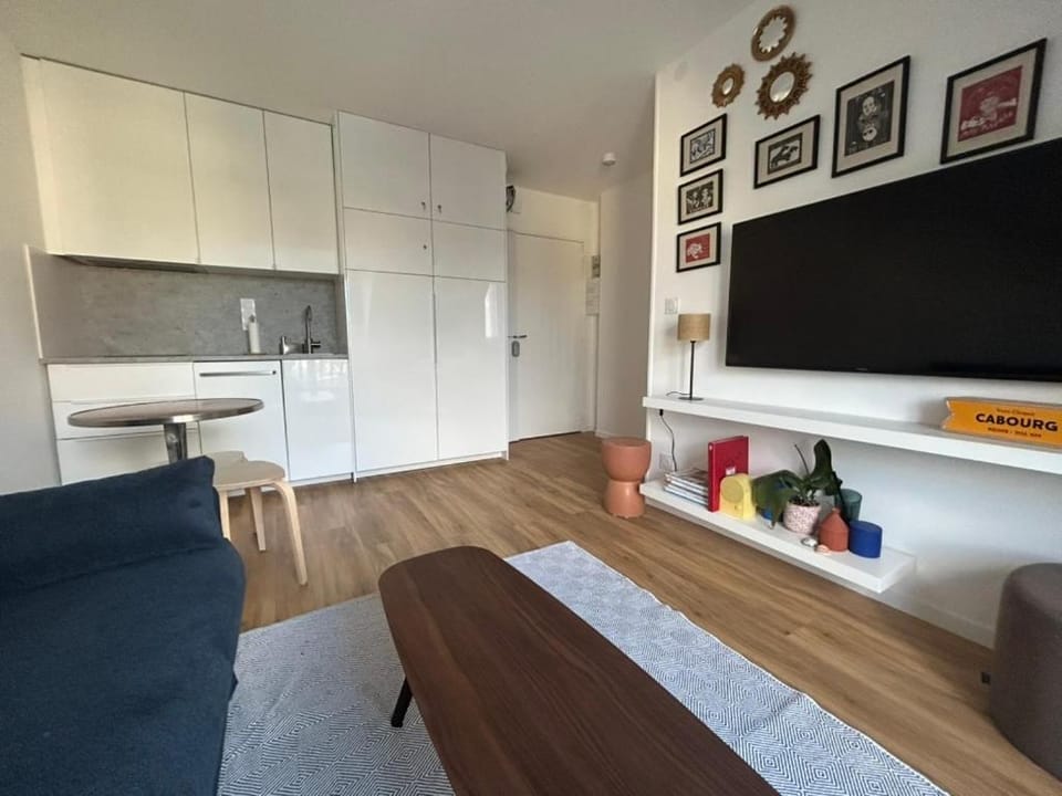 TV and multimedia, Kitchen or kitchenette, Living room