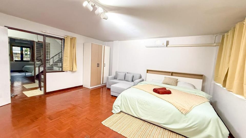 Bed, Living room, Photo of the whole room, Seating area, Bedroom