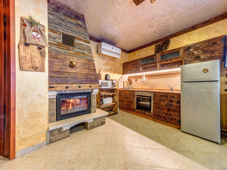 Kitchen or kitchenette, oven, pet friendly, stove