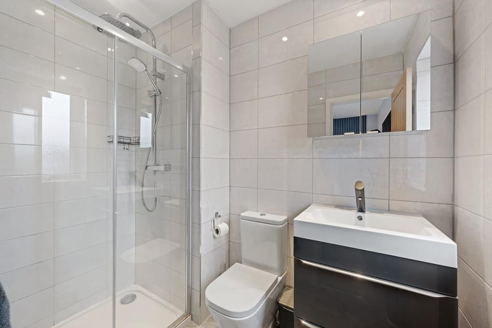 Shower, Toilet, Property building, Bathroom