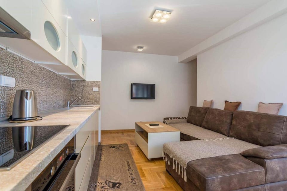TV and multimedia, Kitchen or kitchenette, Living room, Seating area