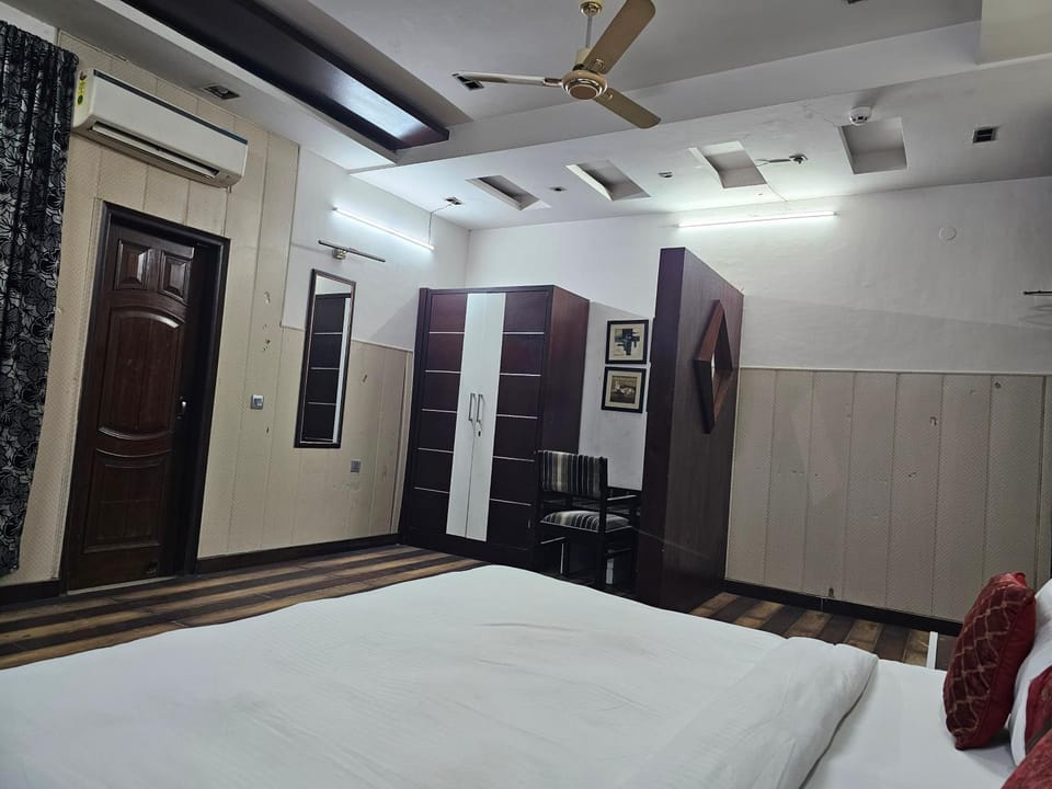 Bedroom, wardrobe
