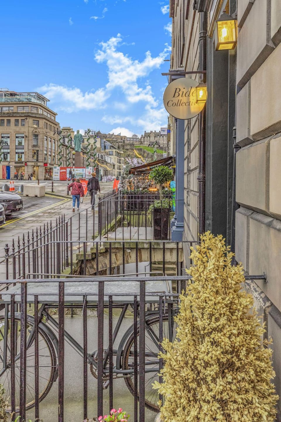 Property building, Nearby landmark, Neighbourhood, City view, Street view, Location
