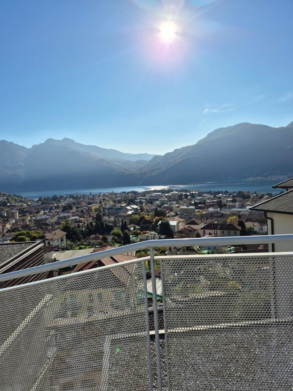 Lake view apartment and private covered parking space- La Terrazza di Jo Apartment in Mandello del Lario