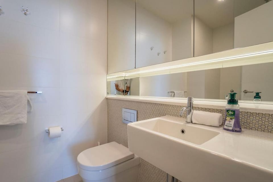 Spacious 3BR Haven 2 Min to Station & market Apartment in Mascot