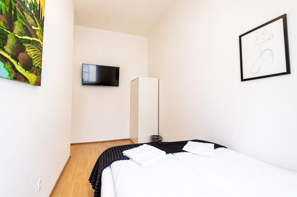 Property building, Bed, TV and multimedia, Bedroom