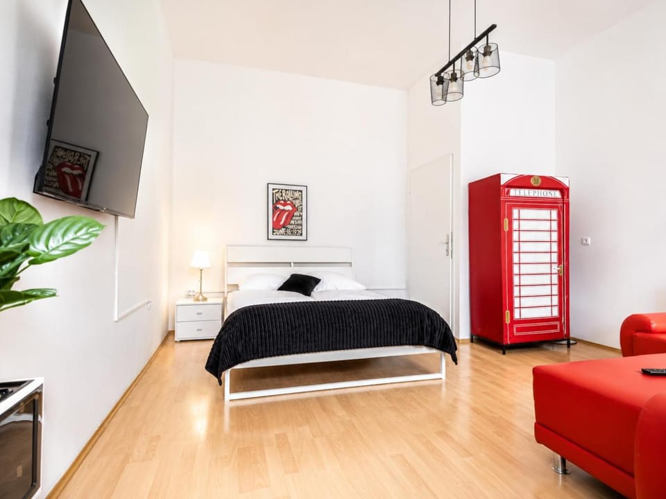 Bed, TV and multimedia, Living room, Seating area, Bedroom