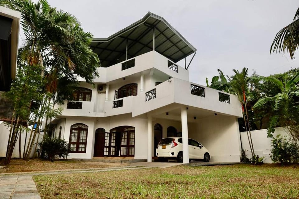 Rishi Lanka Villa Colombo, Stay near the Airport with hot water, AC, & free Wi-Fi Villa in Western Province