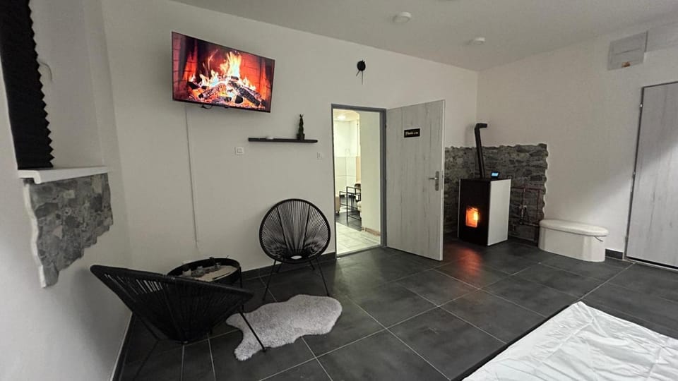 Bed, TV and multimedia, Photo of the whole room, Bedroom