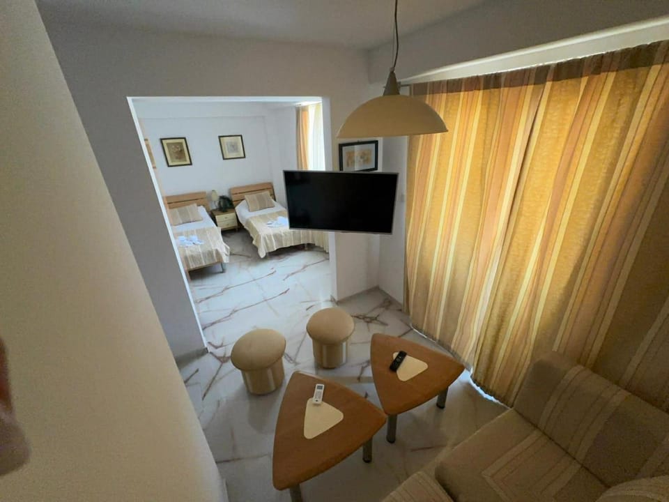 Bed, TV and multimedia, Living room, Photo of the whole room, Seating area, Bedroom