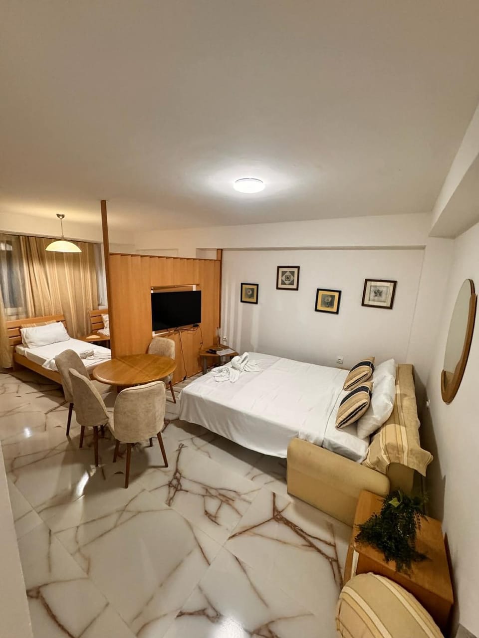 Bed, TV and multimedia, Photo of the whole room, Seating area, Bedroom
