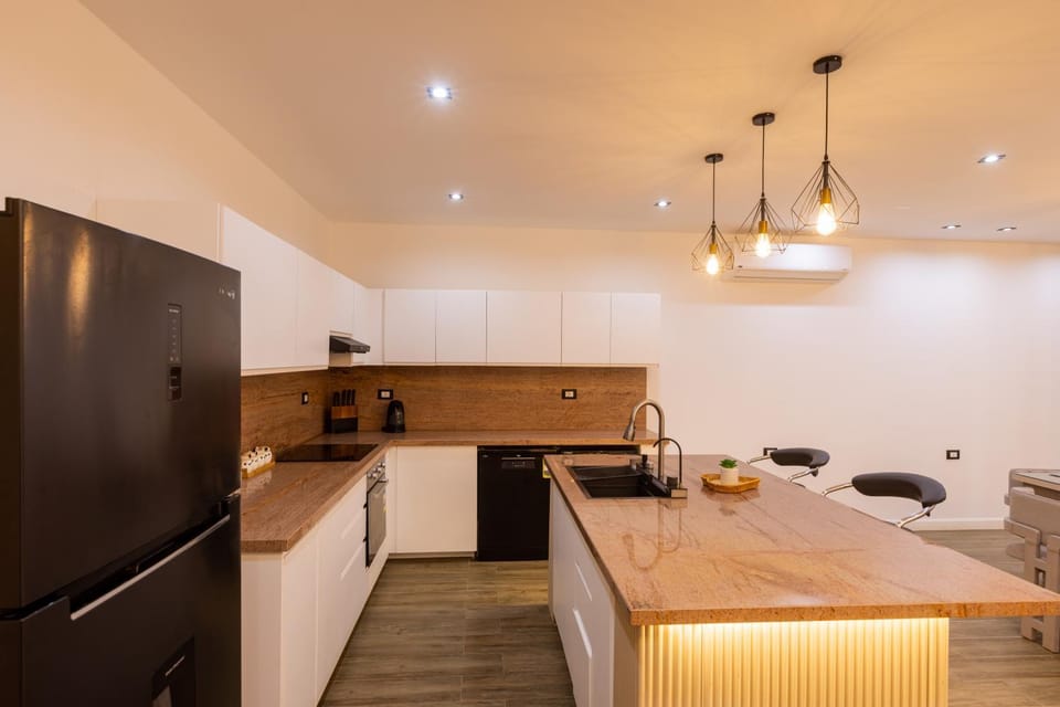 Kitchen or kitchenette, Dining area, oven, stove