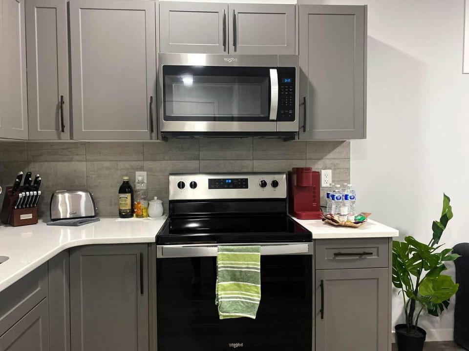 Modern 2BR Suite with Private Yard Apartment in Calgary
