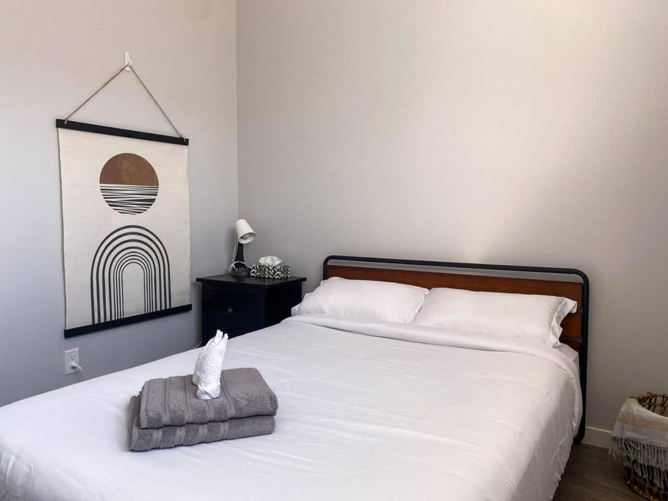 Modern 2BR Suite with Private Yard Apartment in Calgary