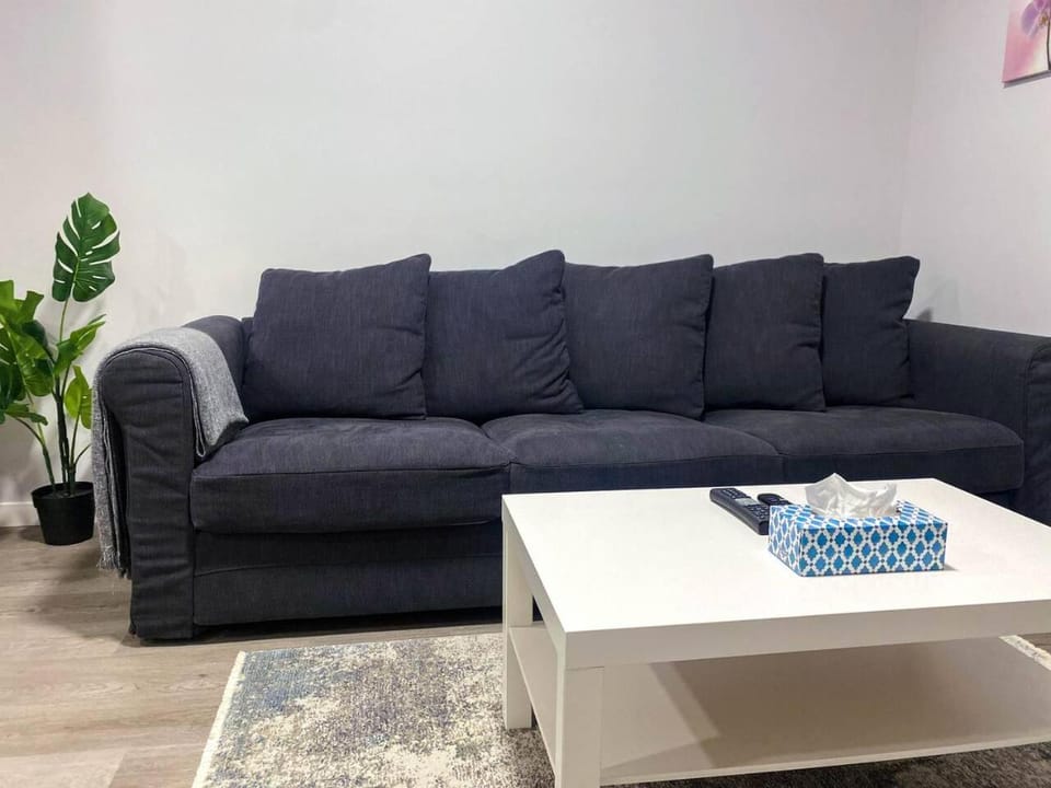 Modern 2BR Suite with Private Yard Apartment in Calgary