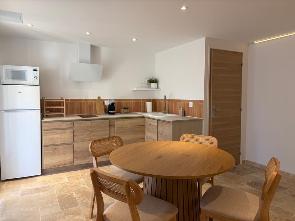 Kitchen or kitchenette, Dining area, Meals, stove, kitchen