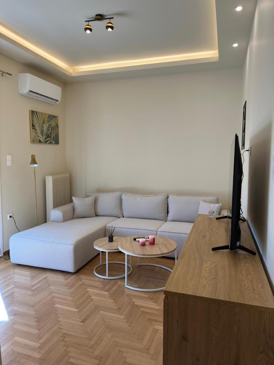 Communal lounge/ TV room, TV and multimedia, Living room, Seating area, Evening entertainment, air conditioner