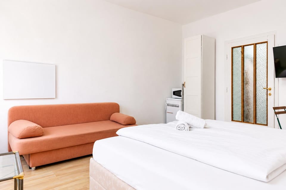 Property building, Bed, Seating area, Bedroom, towels