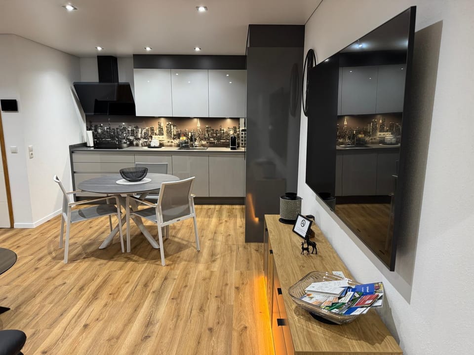 Kitchen or kitchenette, Dining area, stove