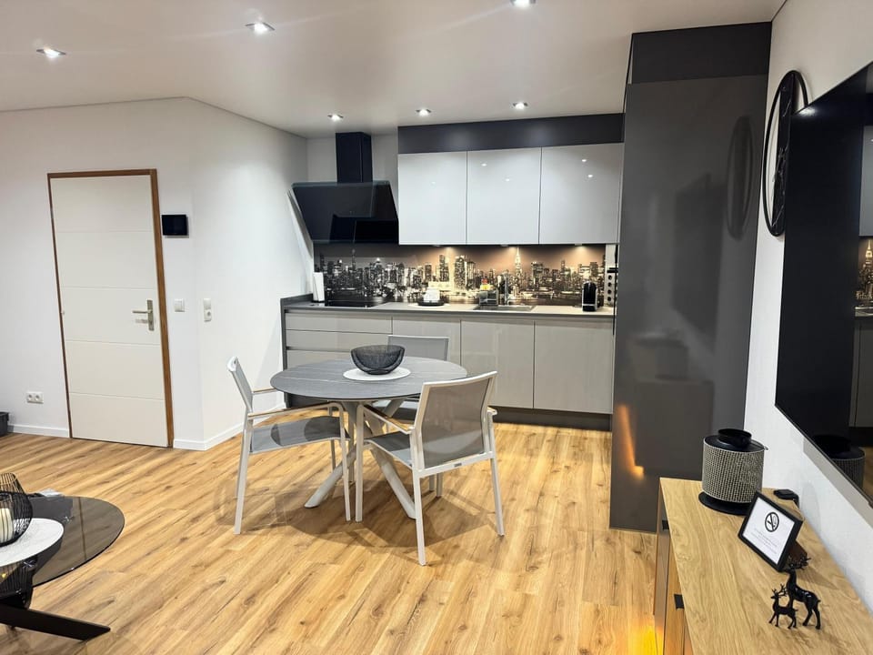 Kitchen or kitchenette, Seating area, Dining area, stove