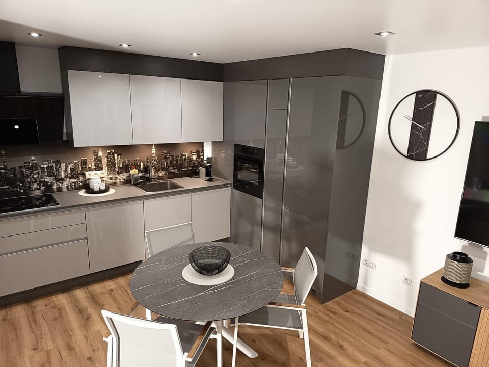 Kitchen or kitchenette, Seating area, Dining area, stove