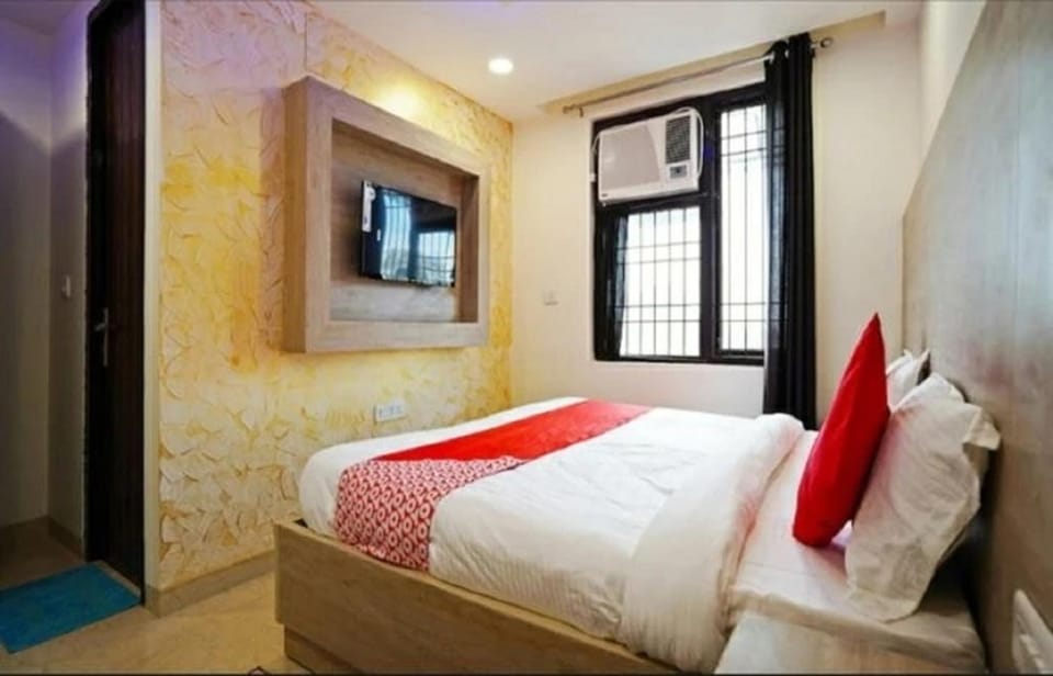 Bed, TV and multimedia, Photo of the whole room, Bedroom
