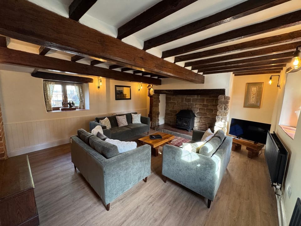 Communal lounge/ TV room, TV and multimedia, Living room, Seating area, Evening entertainment