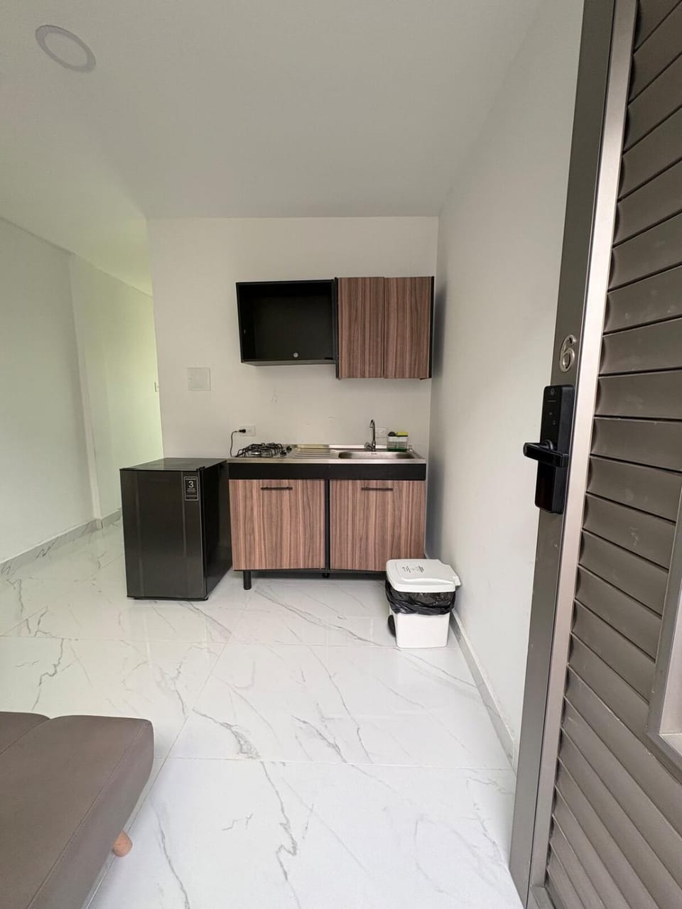 Kitchen or kitchenette, minibar