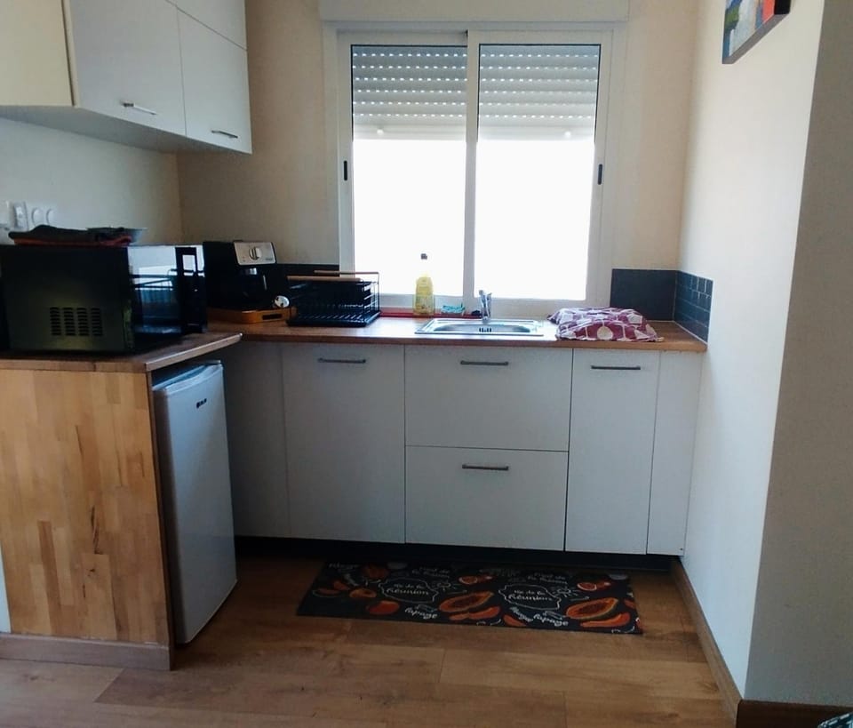 Coffee/tea facilities, Kitchen or kitchenette, stove