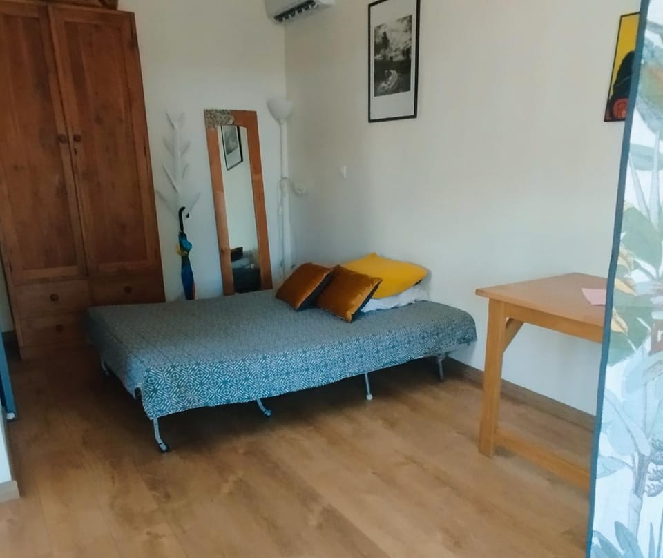 Bed, Photo of the whole room, Seating area, wardrobe, air conditioner