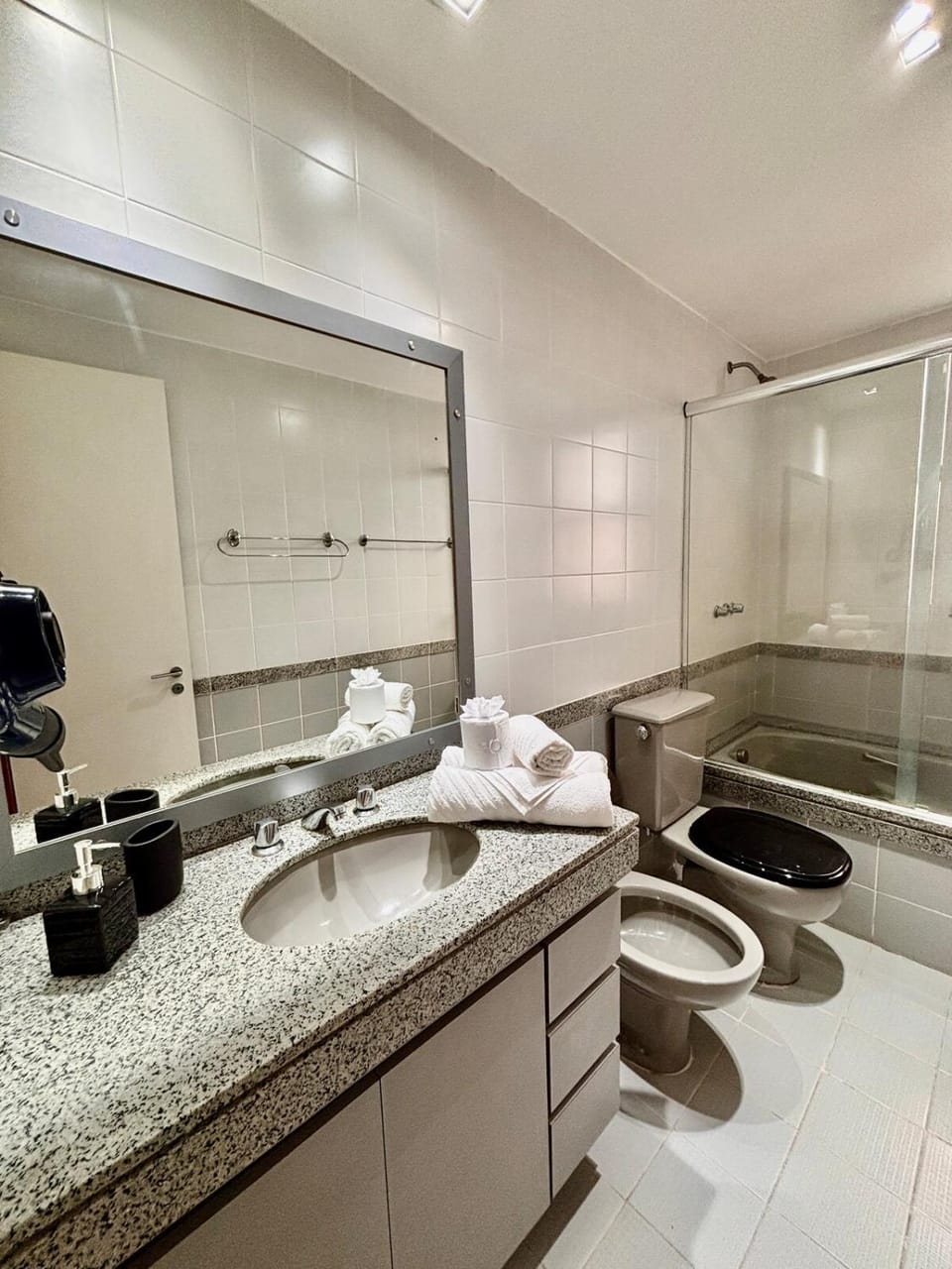 Shower, Toilet, Bathroom, Bath, bidet, towels