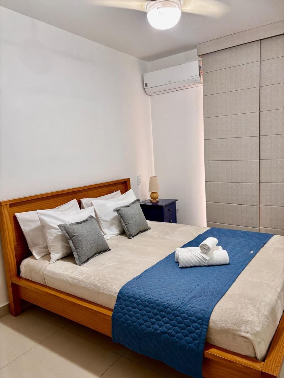 Bed, Photo of the whole room, air conditioner