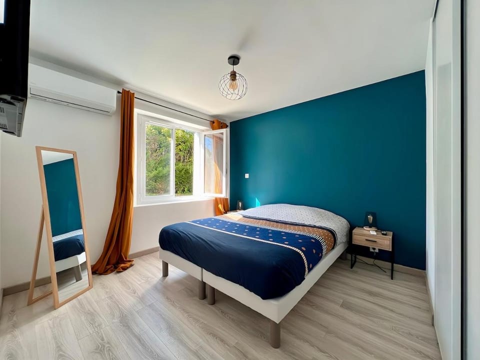 Bed, Photo of the whole room, Bedroom