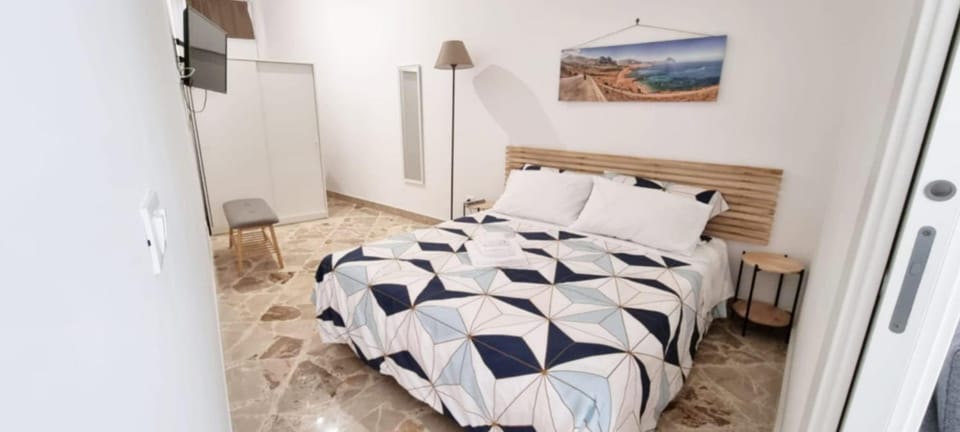 Bed, TV and multimedia, Bedroom