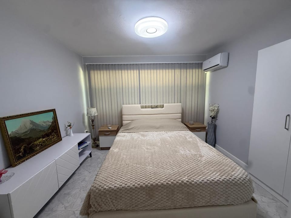Bed, TV and multimedia, Photo of the whole room, Bedroom, hair dresser, air conditioner