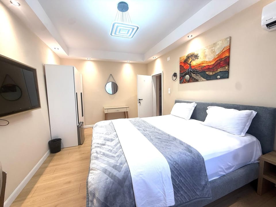 Bed, TV and multimedia, Photo of the whole room, Bedroom