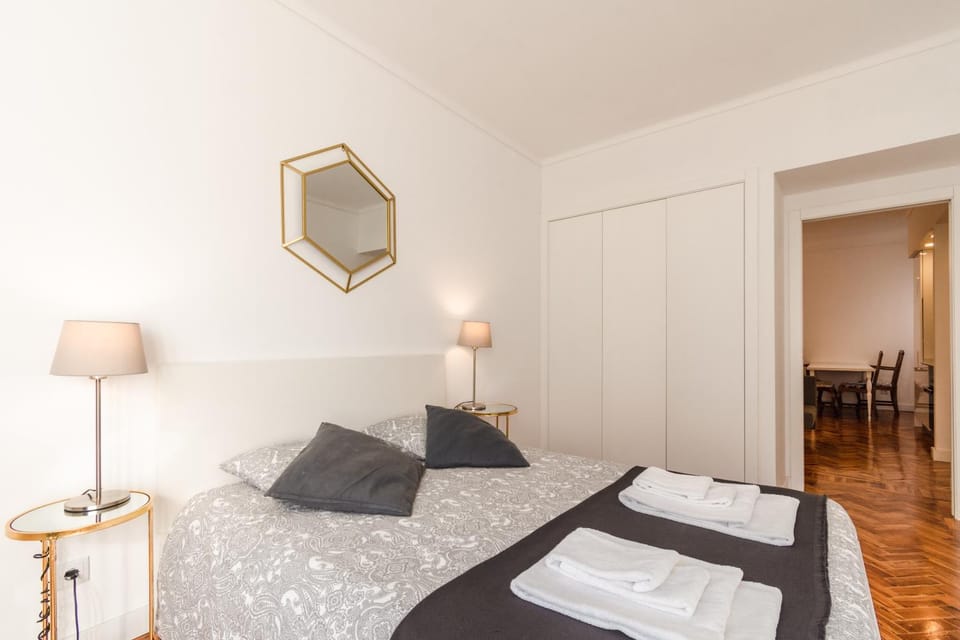 Bed, Property logo or sign, Photo of the whole room, Bedroom, Family