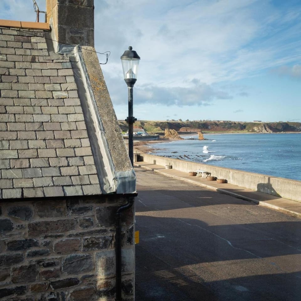 Sea Crest - Beachfront Escape with Whisky Snug House in Scotland