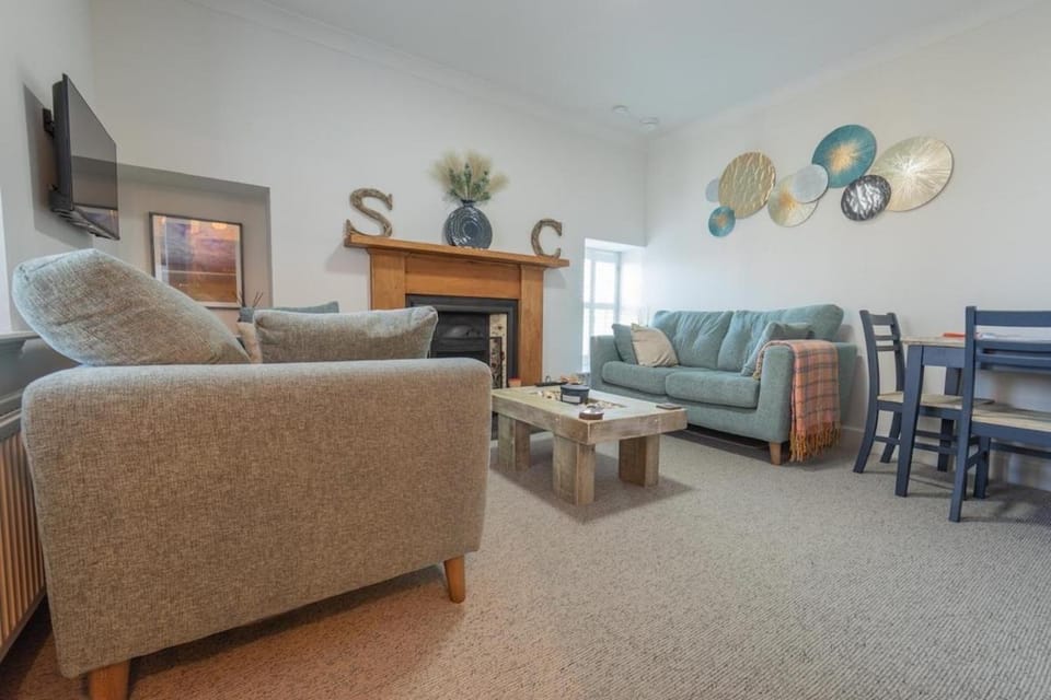 Sea Crest - Beachfront Escape with Whisky Snug House in Scotland