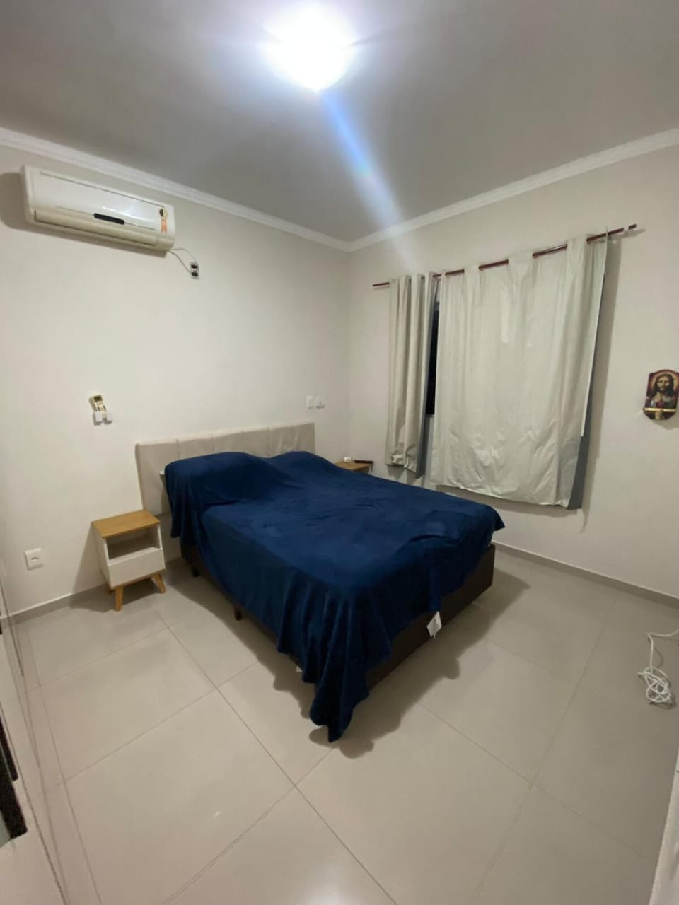 Bed, Photo of the whole room, Bedroom, air conditioner