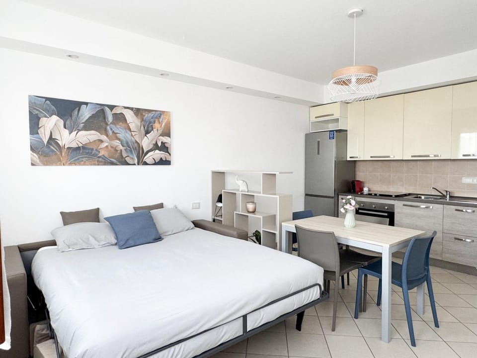 Bed, Photo of the whole room, Dining area, Bedroom, Lunch