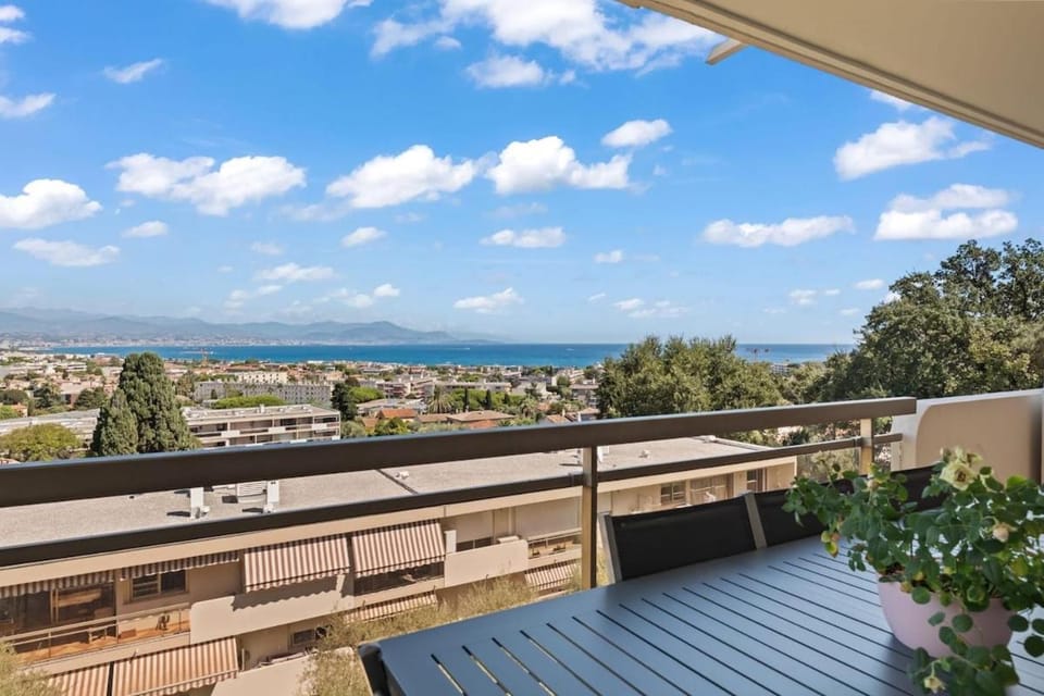 Vue Exceptionnelle Mer et Montagne , Piscine et Tennis Apartment in Antibes